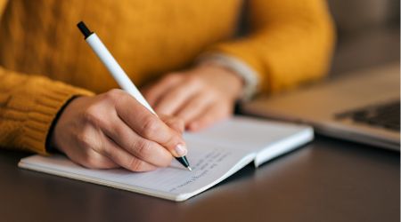 Dein Leben als Buch - Praxis - Frau schreibt