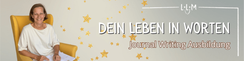 Dein Leben in Worten - Barbara sitzt auf Couchsessel und strahlt