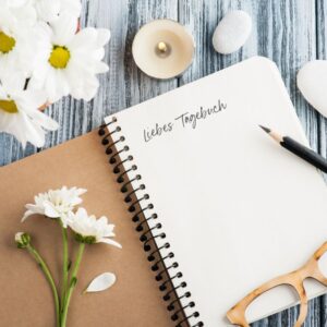 Tagebucheintrag schreiben - offenes Notizbuch mit Titel Liebes Tagebuch